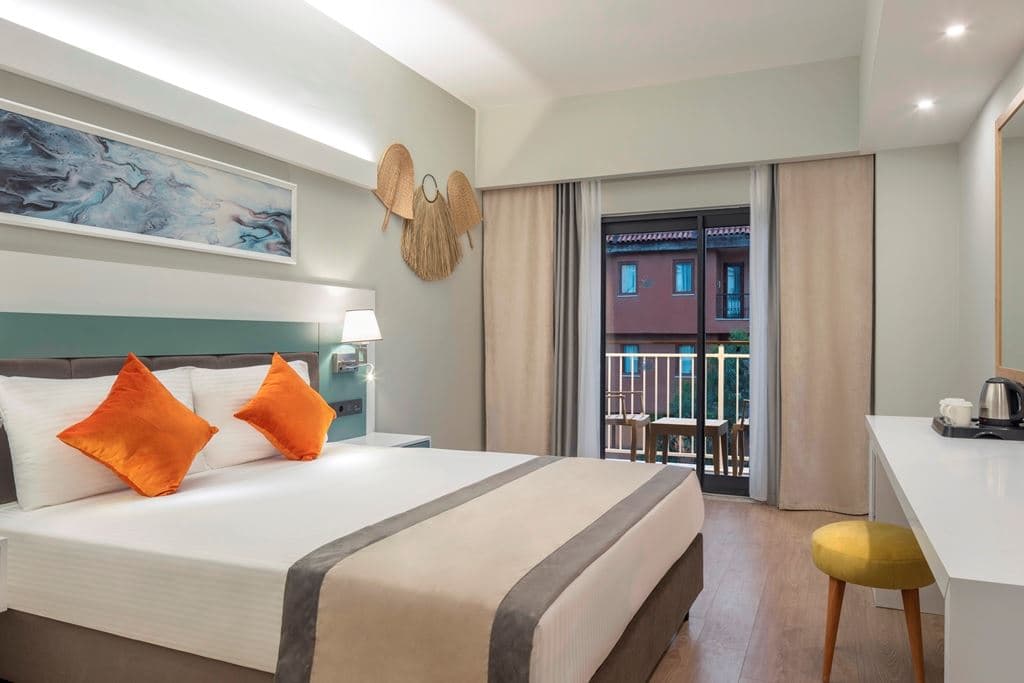 rooms-standard-room-pool-view-with-balcony