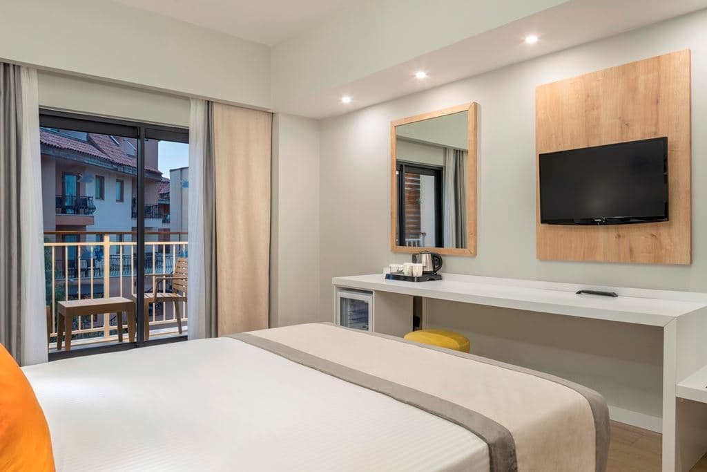 rooms-standard-room-pool-view-with-balcony