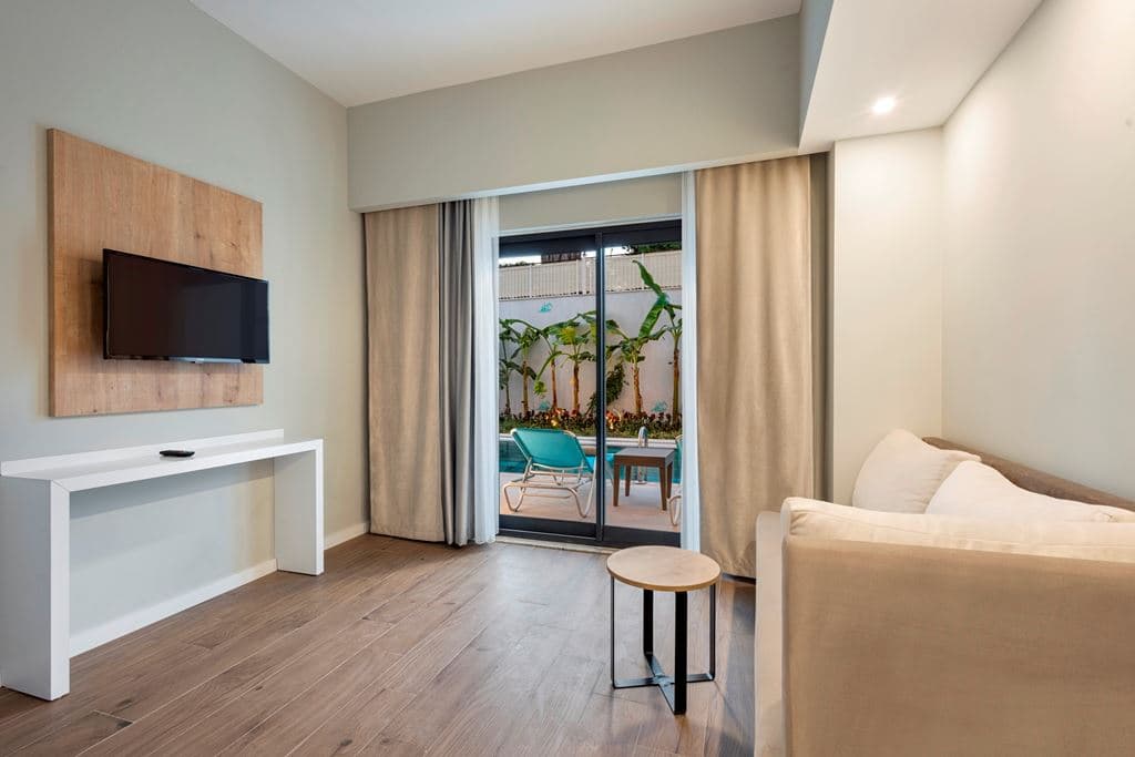 rooms-swimup-suite