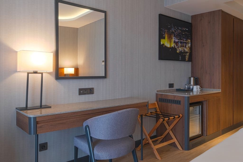rooms-standard-land-view-room
