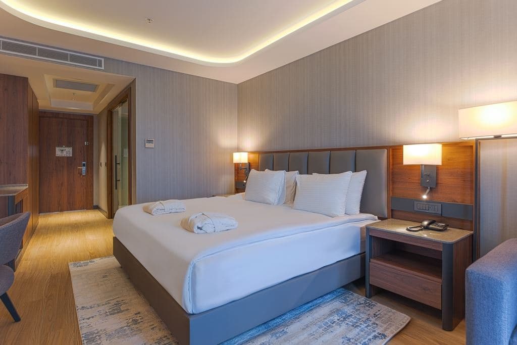 rooms-standard-pool-view-room
