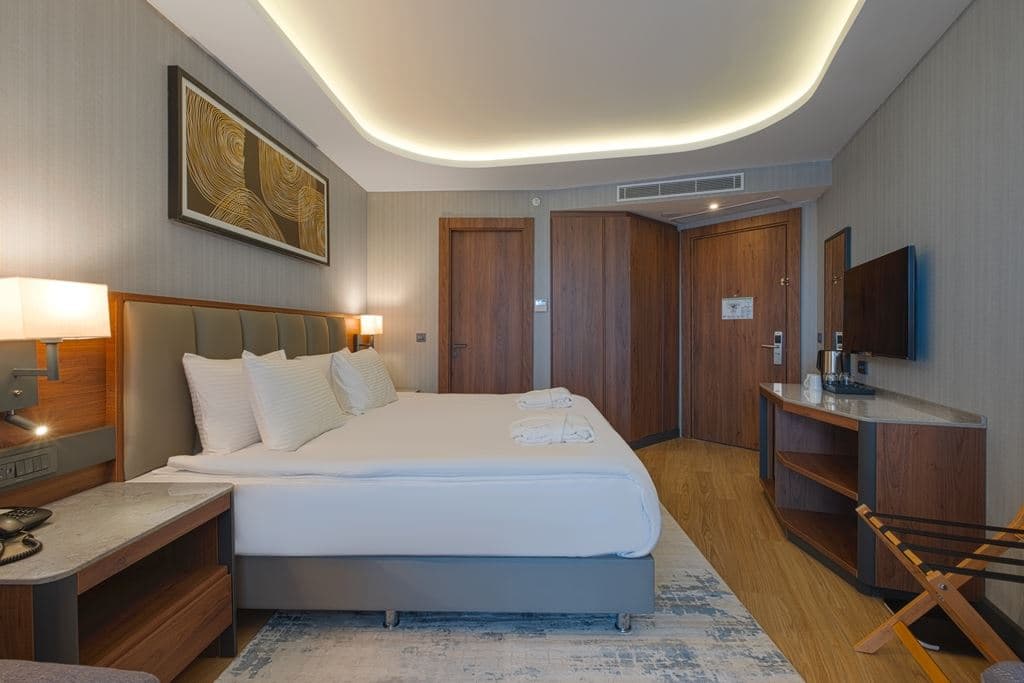 rooms-family-land-view-room