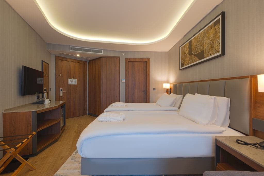 rooms-family-land-view-room
