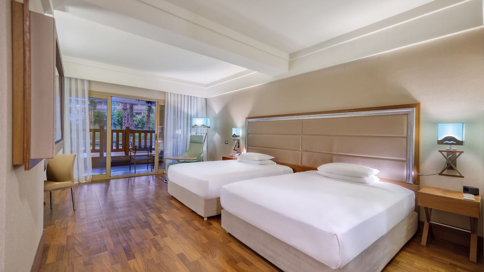 rooms-deluxe-room-swimup-pool-view