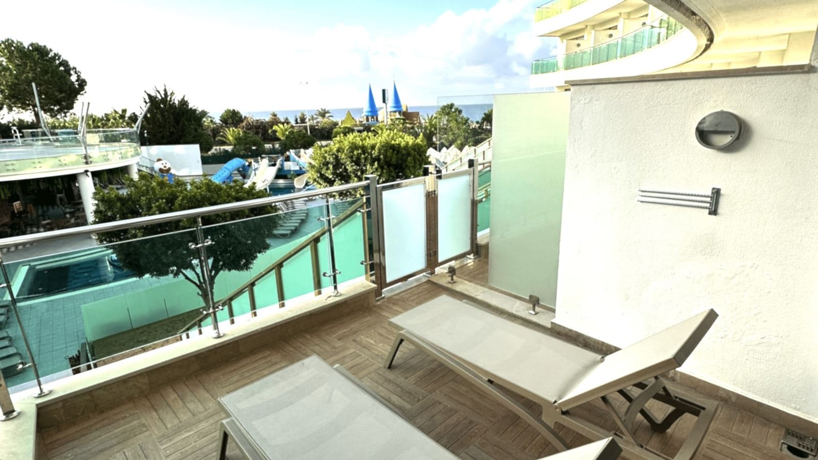rooms-swim-up--pool-access