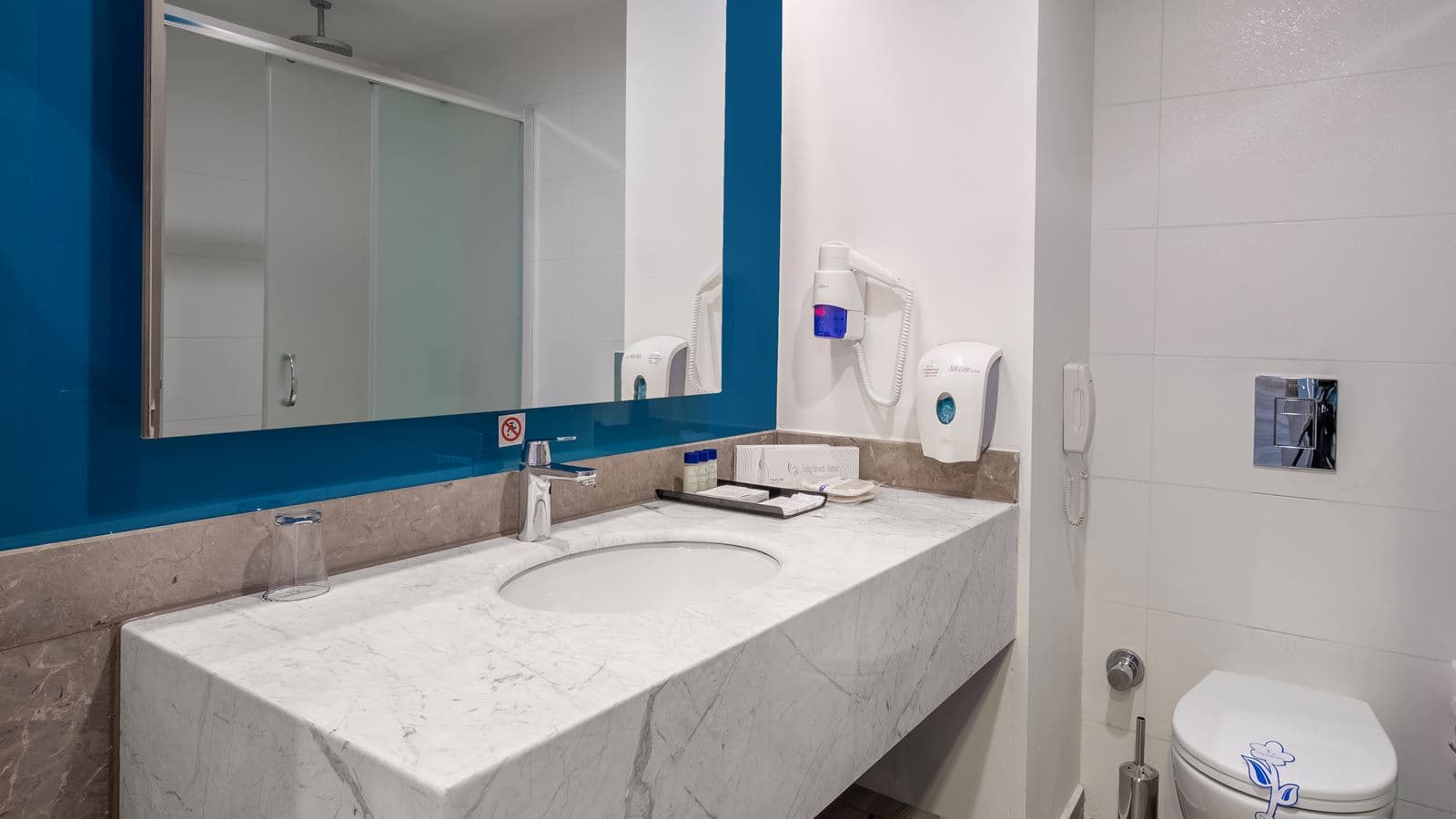 rooms-coral-room
