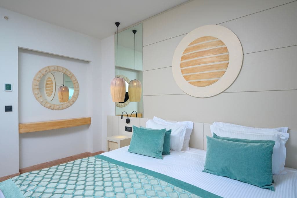 rooms-main-building-deluxe-sea-view-room