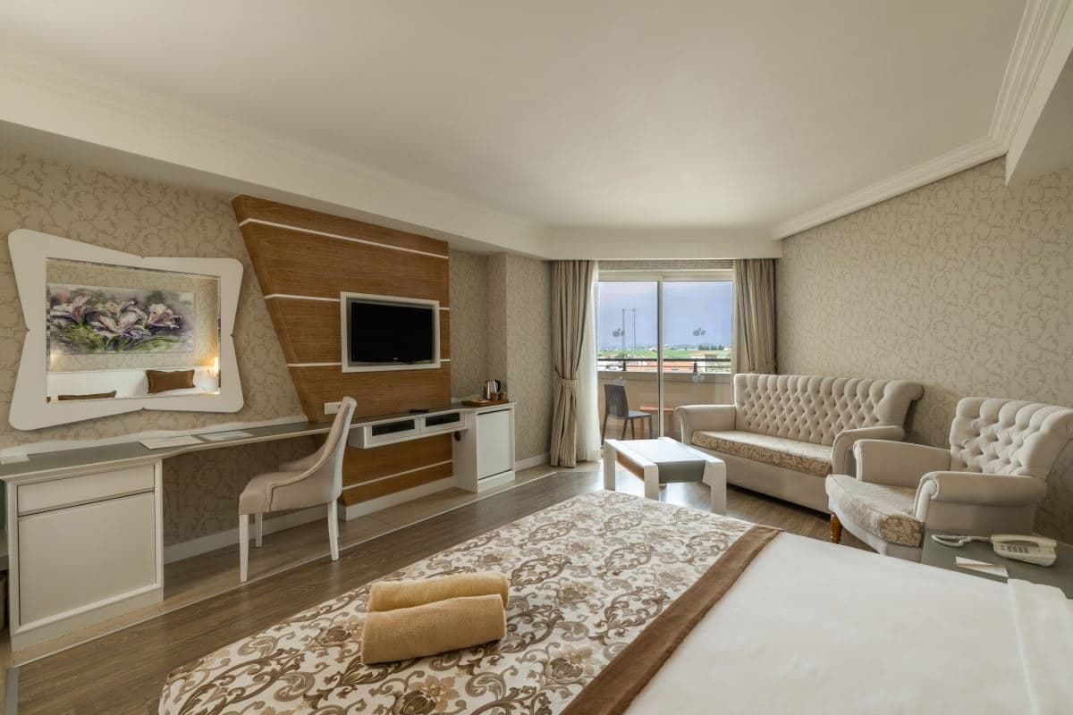 rooms-family-room-land-view