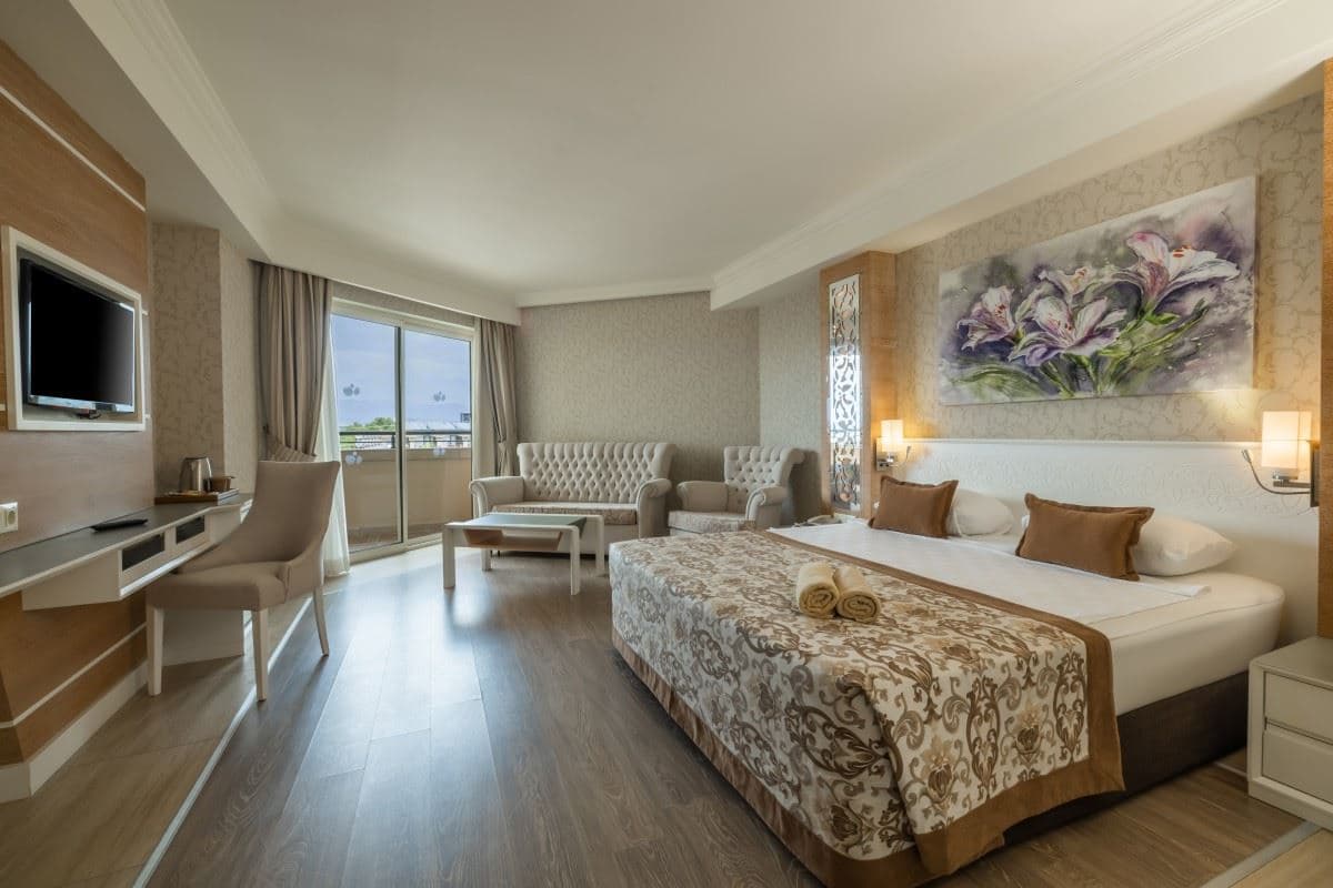 rooms-family-room-land-view