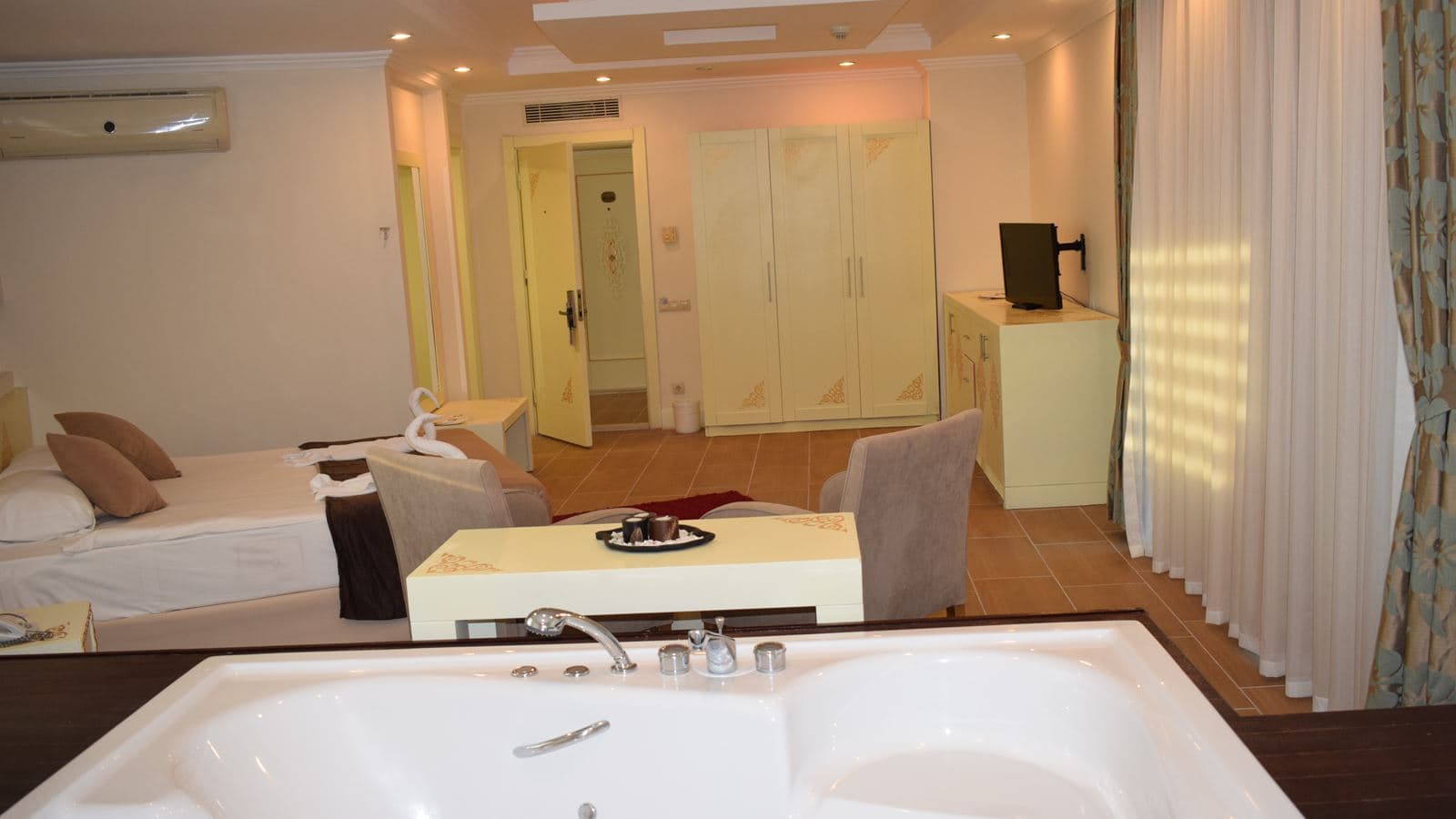 rooms-honeymoon-suite-room