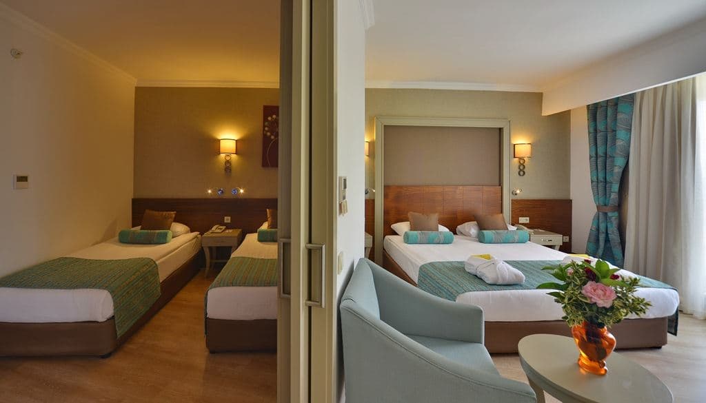 rooms-family-room-pool-view