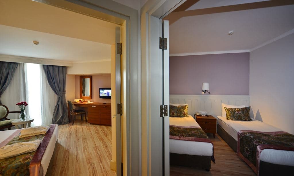 rooms-family-room--pool-view