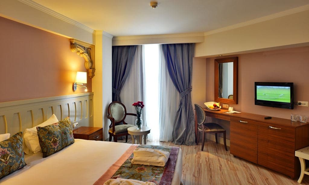 rooms-standard-room-pool-view
