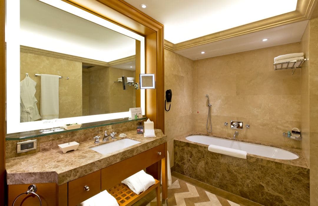 rooms-deluxe-room-partial-sea-view