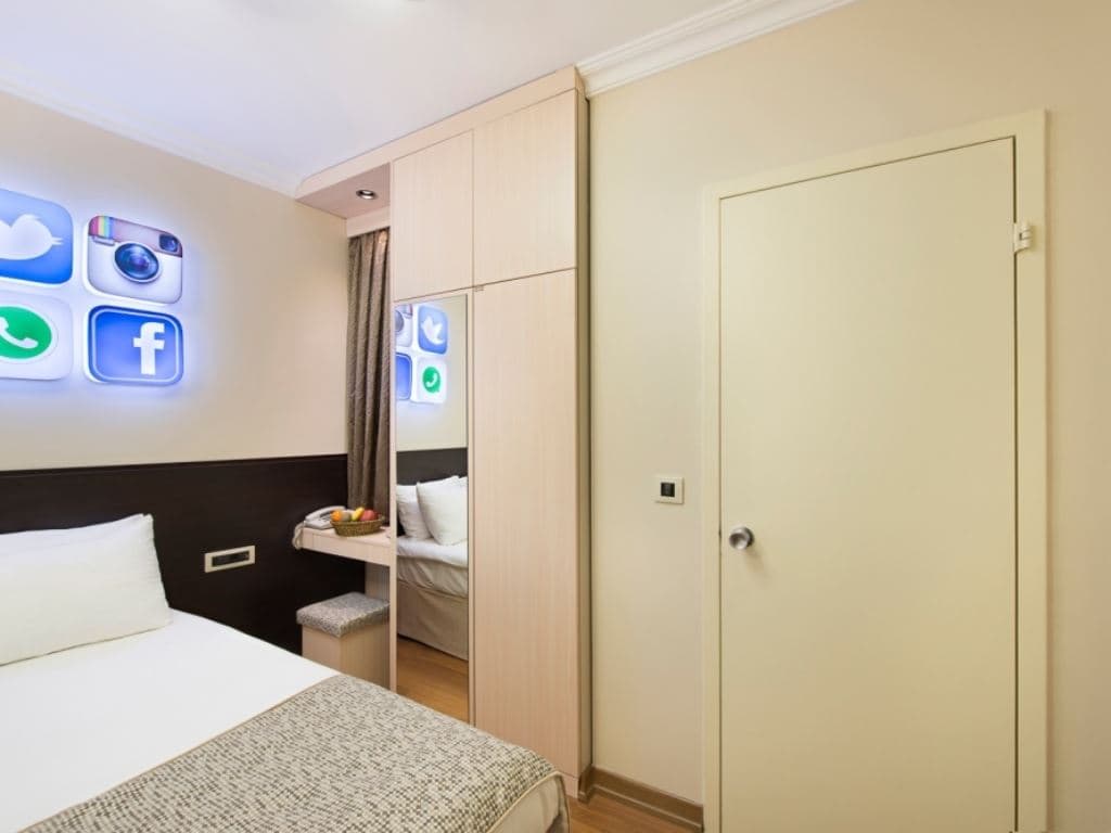rooms-economy-double-room--no-window