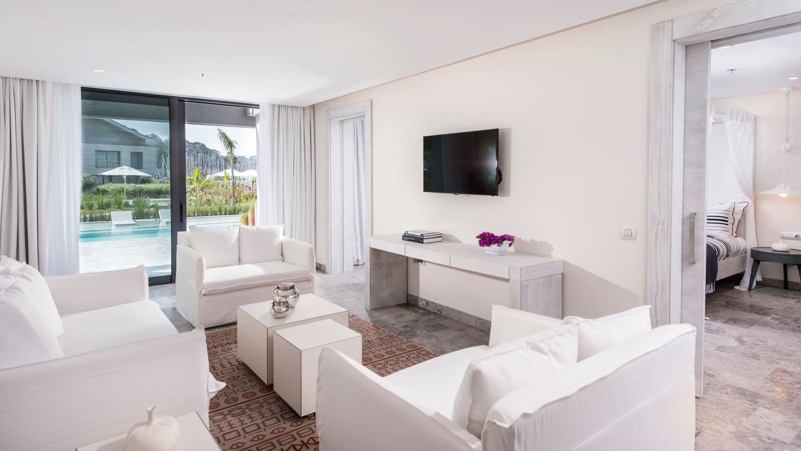 rooms-premier-suite-direct-pool-access