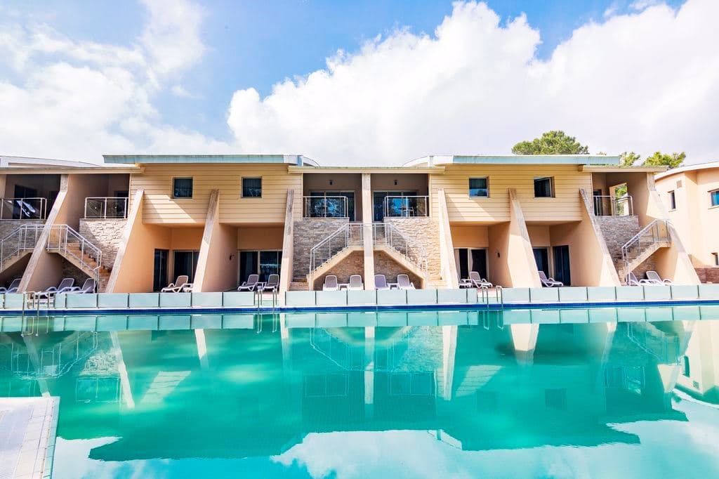 rooms-family-pool-house-upper-floor