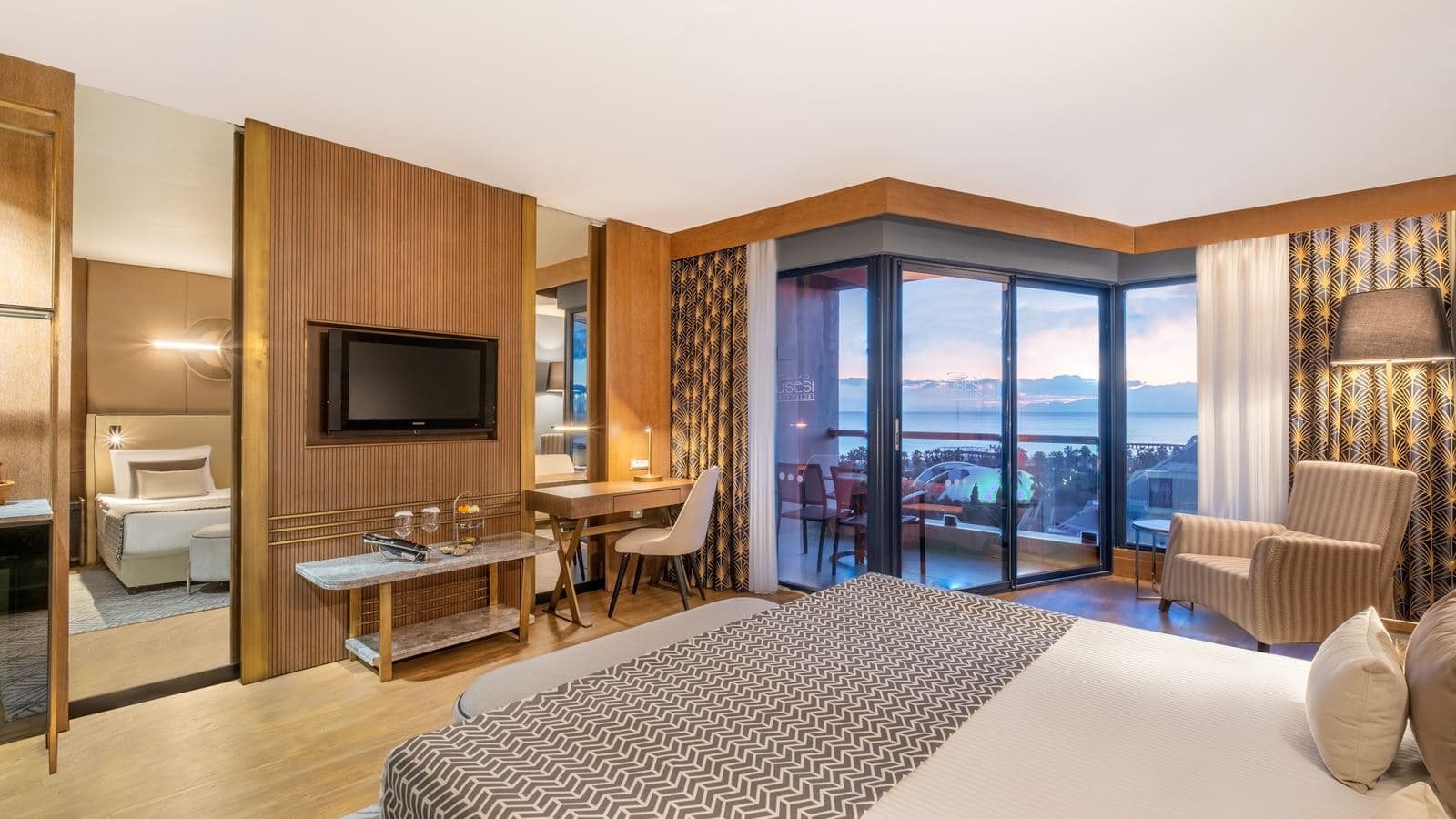 rooms-senior-suite-sea-view
