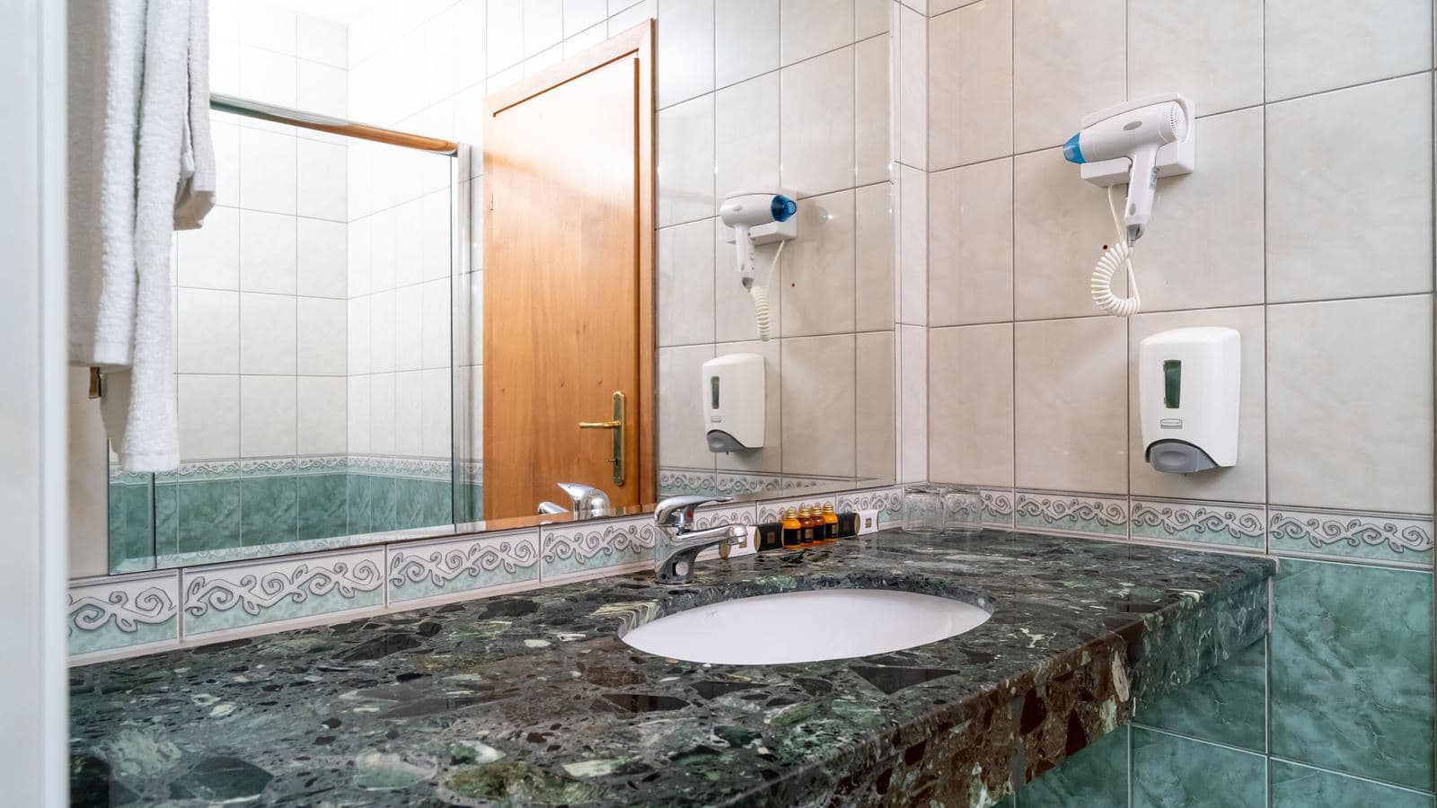 rooms-twin-standard-room