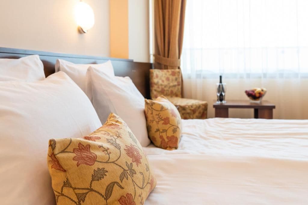 rooms-single-room-with-side-sea-view
