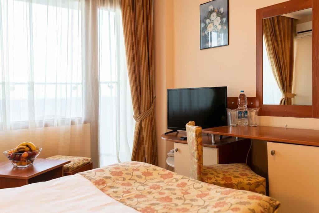 rooms-single-room-with-park-view