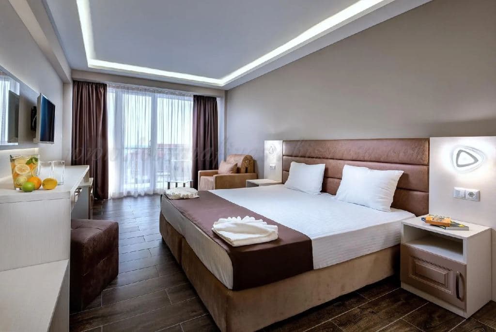 rooms-luxury-room-balcony