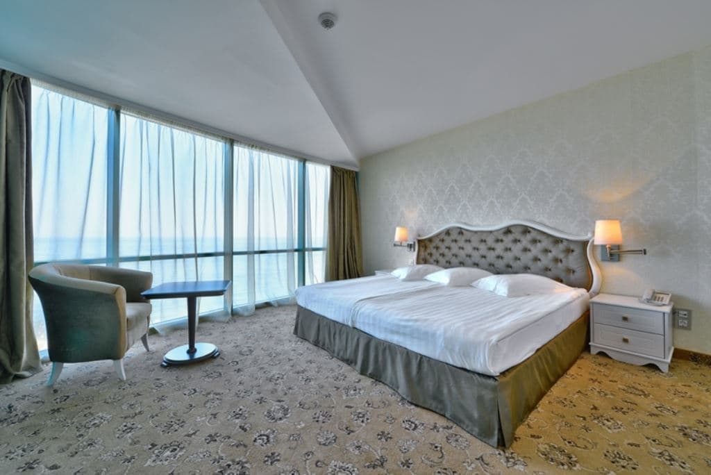 rooms-standard-room-lateralseaview-balcony
