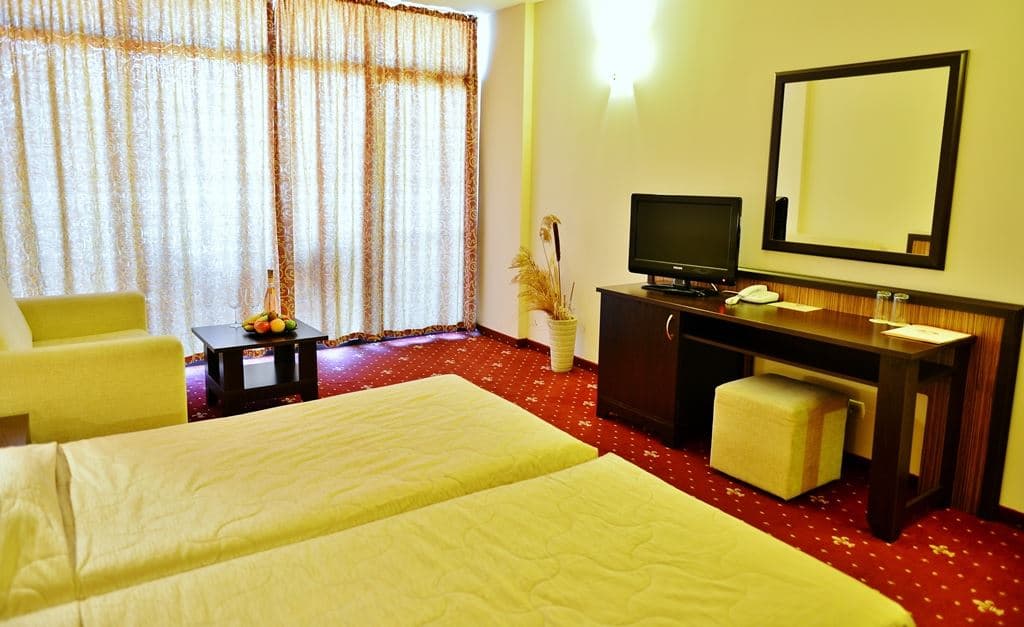 rooms-twin-standard-room-lateralseaview-balcony