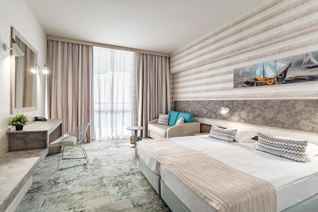 rooms-deluxe-room-lateralseaview-balcony-or-terrace