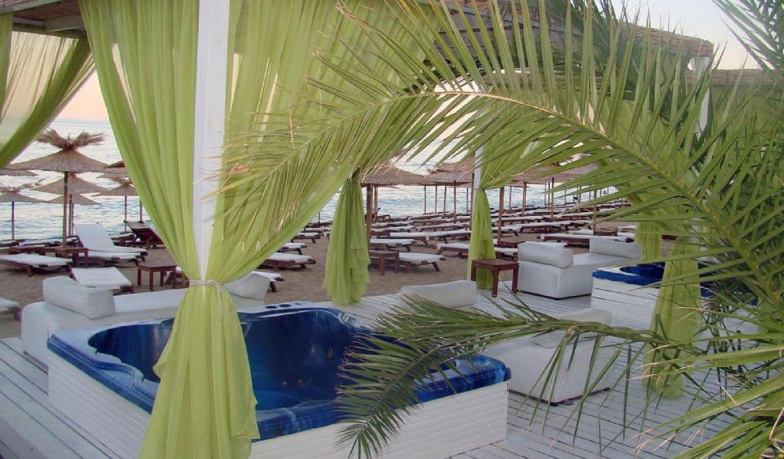 bars-jacuzzi-bar-verdi-beach