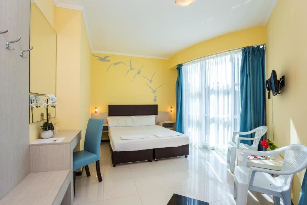 rooms-double-room-street-view