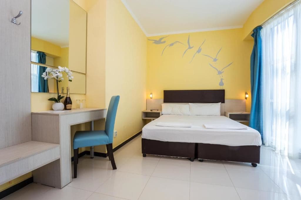 rooms-double-room-street-view
