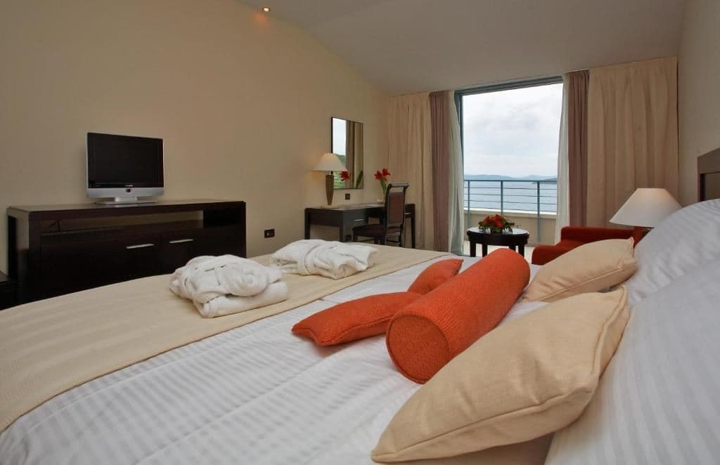 rooms-room-balcony