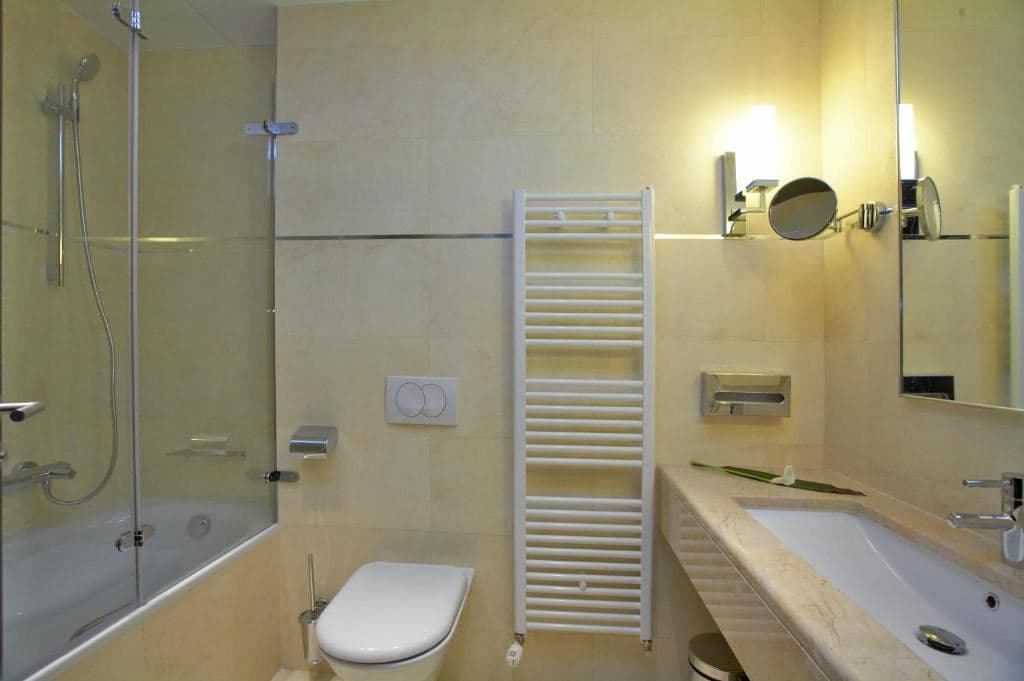 rooms-room-balcony