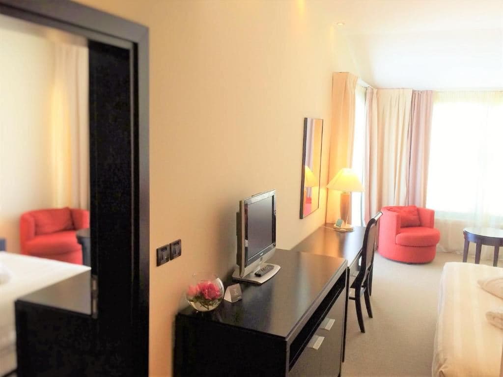 rooms-family-room-balcony
