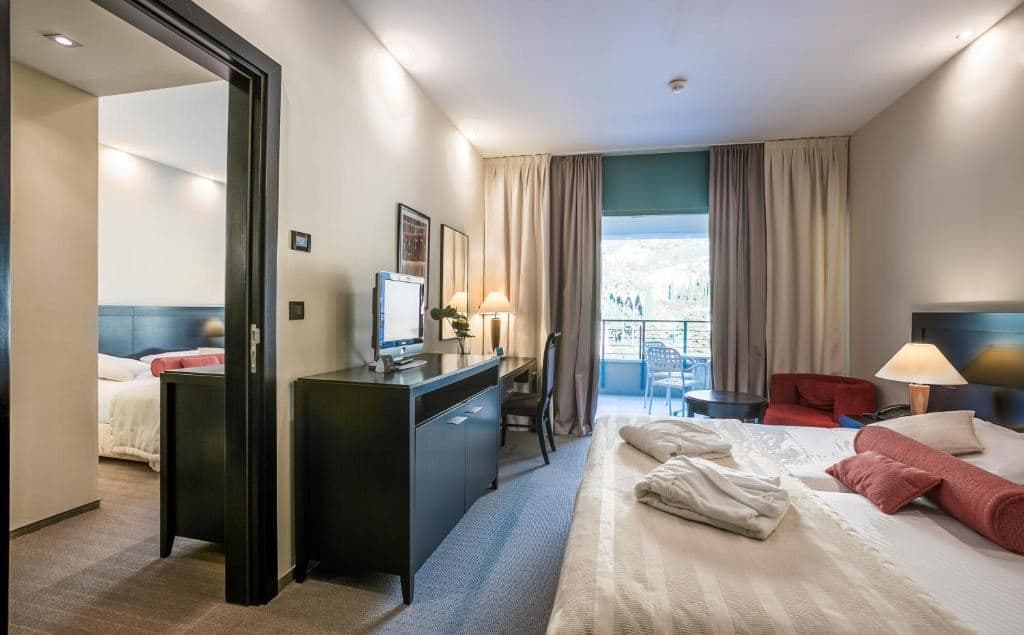 rooms-family-room-balcony