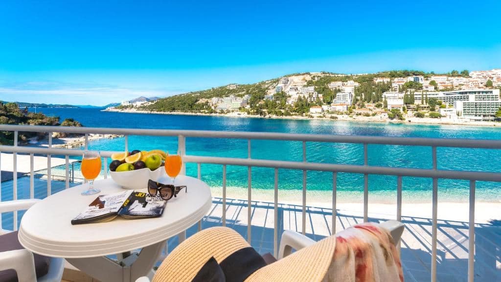 rooms-double-standard-room-seaview-balcony