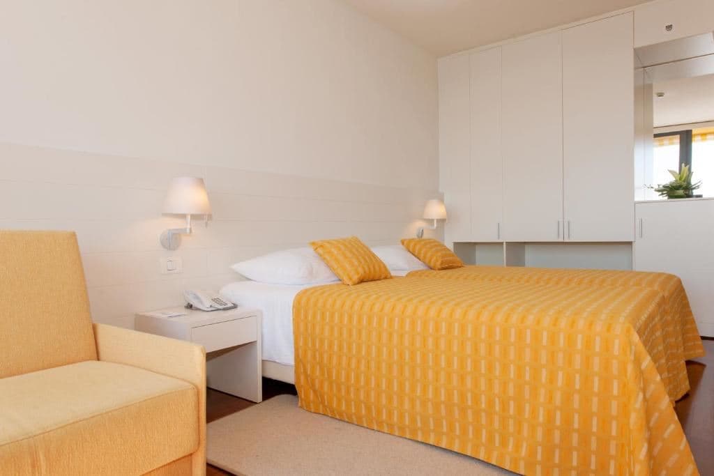 rooms-triple-superior-room-balcony