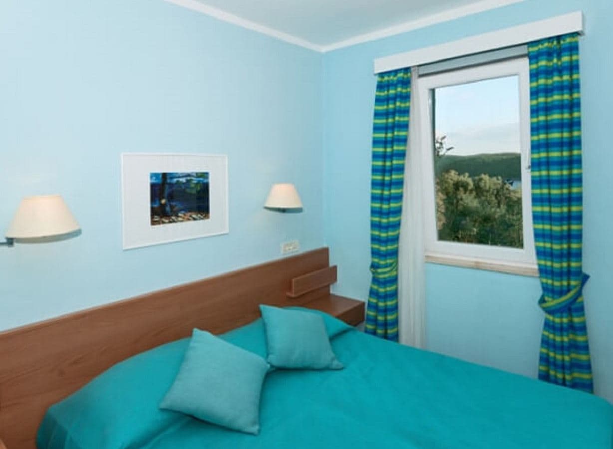 rooms-2-bedroom-apartment-balcony-or-terrace