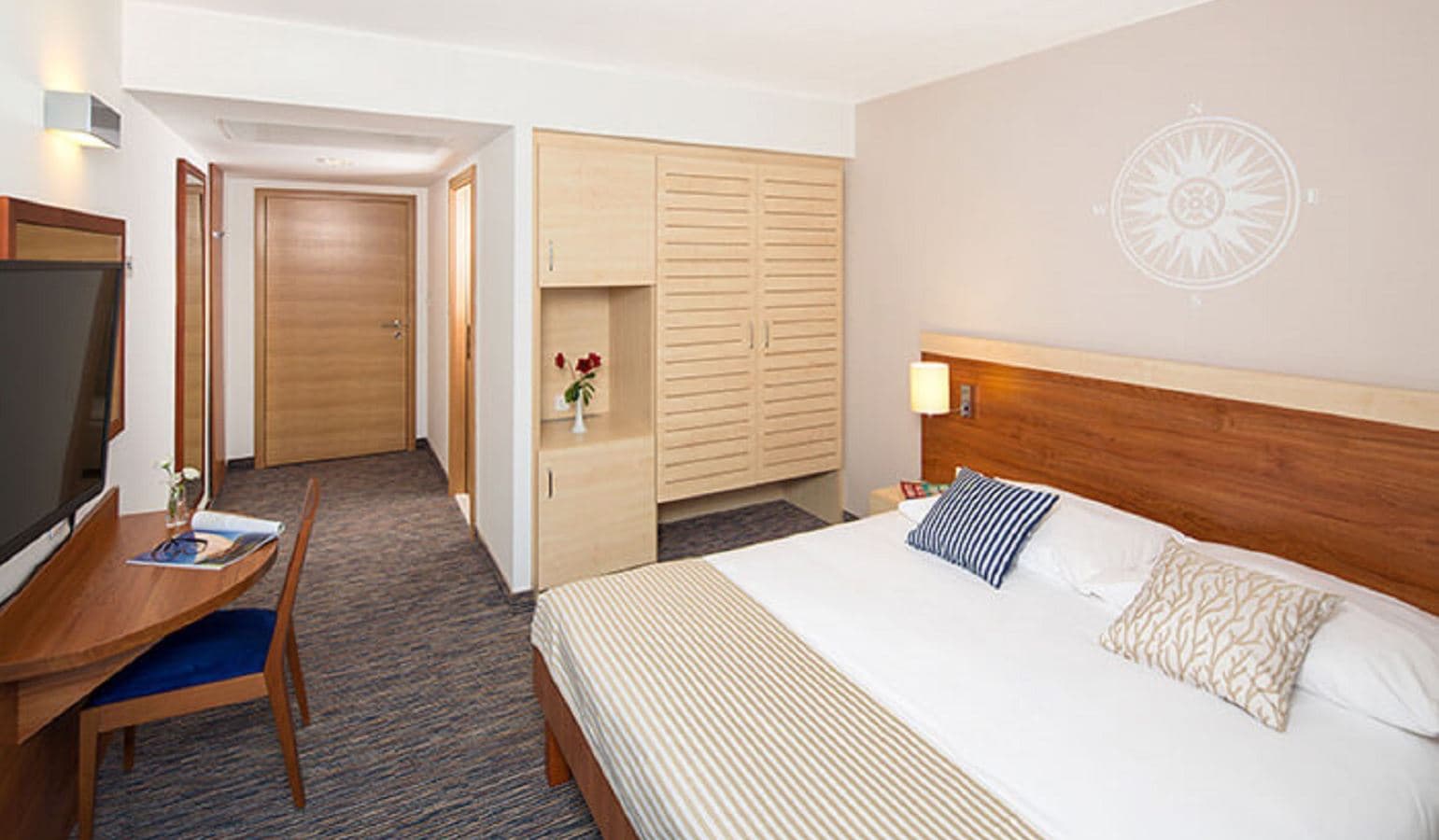 rooms-single-use-superior-room-sea-side-balcony