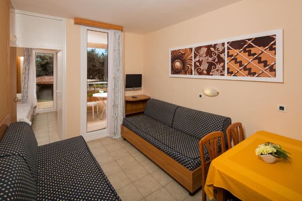 rooms-1-bedroom-classic-apartment-park-view-balcony