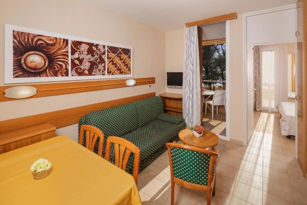 rooms-1-bedroom-classic-apartment-park-view-balcony