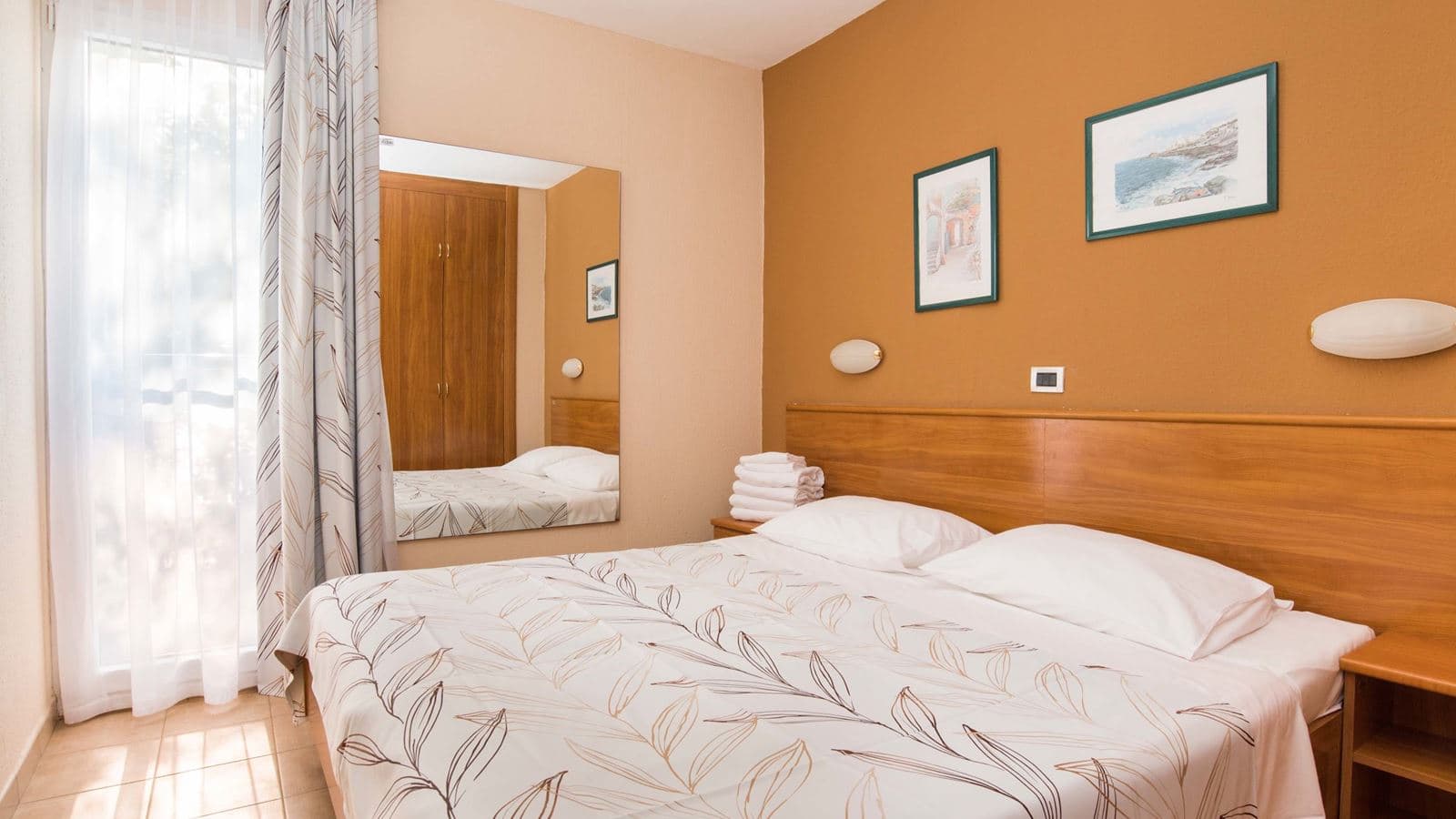 rooms-1-bedroom-classic-apartment-park-view-balcony
