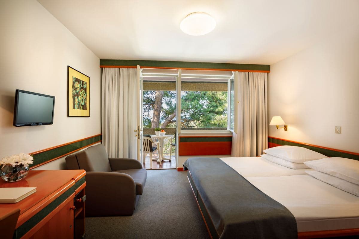 rooms-triple-premium-room-seaside-balcony