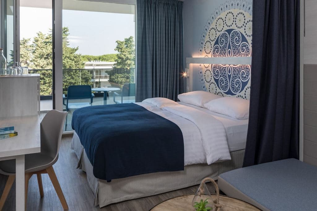 rooms-comfort-family-room-balcony