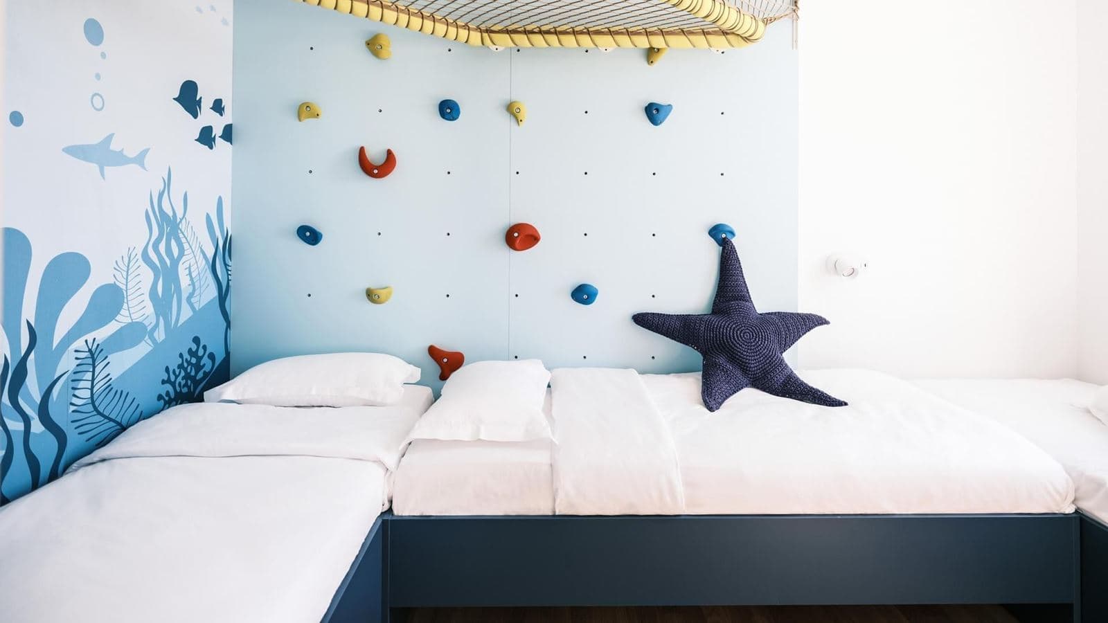 rooms-deluxe-familyroom