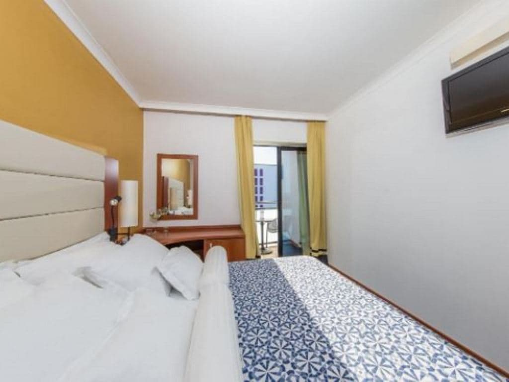 rooms-single-wchild-superior-room-seaview-balcony