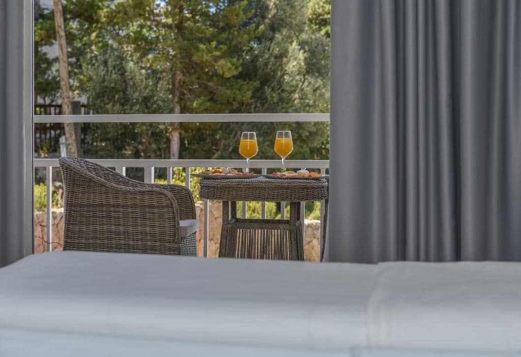 rooms-room-balcony