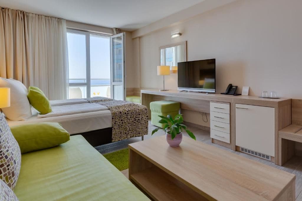 rooms-classic-familyroom