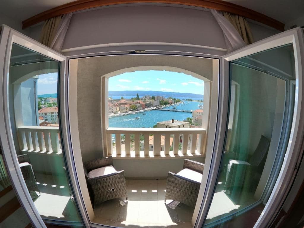 rooms-double-standard-room-riverview-balcony